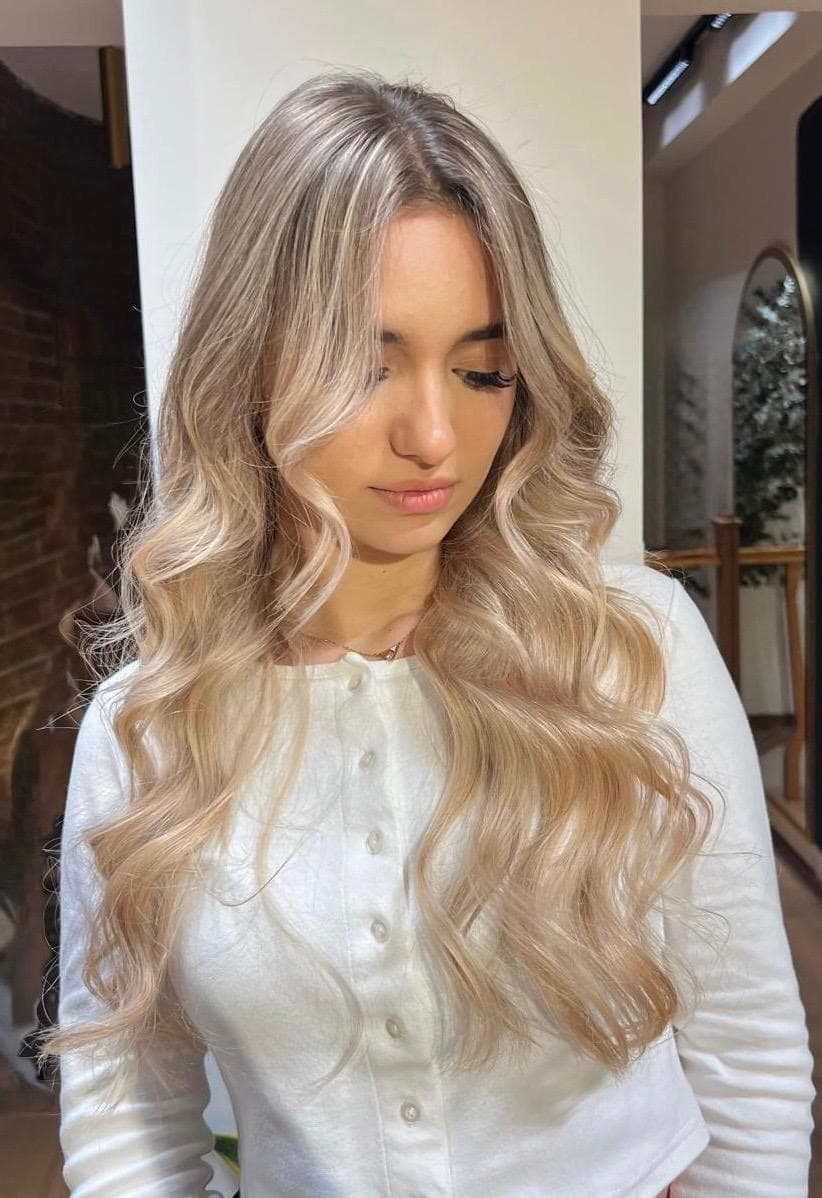Șuvițe blonde full head realizat la salon MIVI beauty style București
