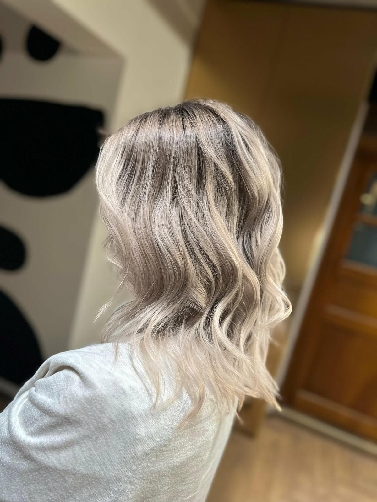 Blond cenușiu păr mediu