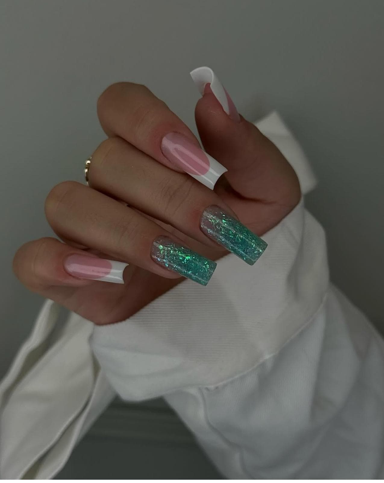 French ombre cu glitter realizat la salon MIVI beauty style București