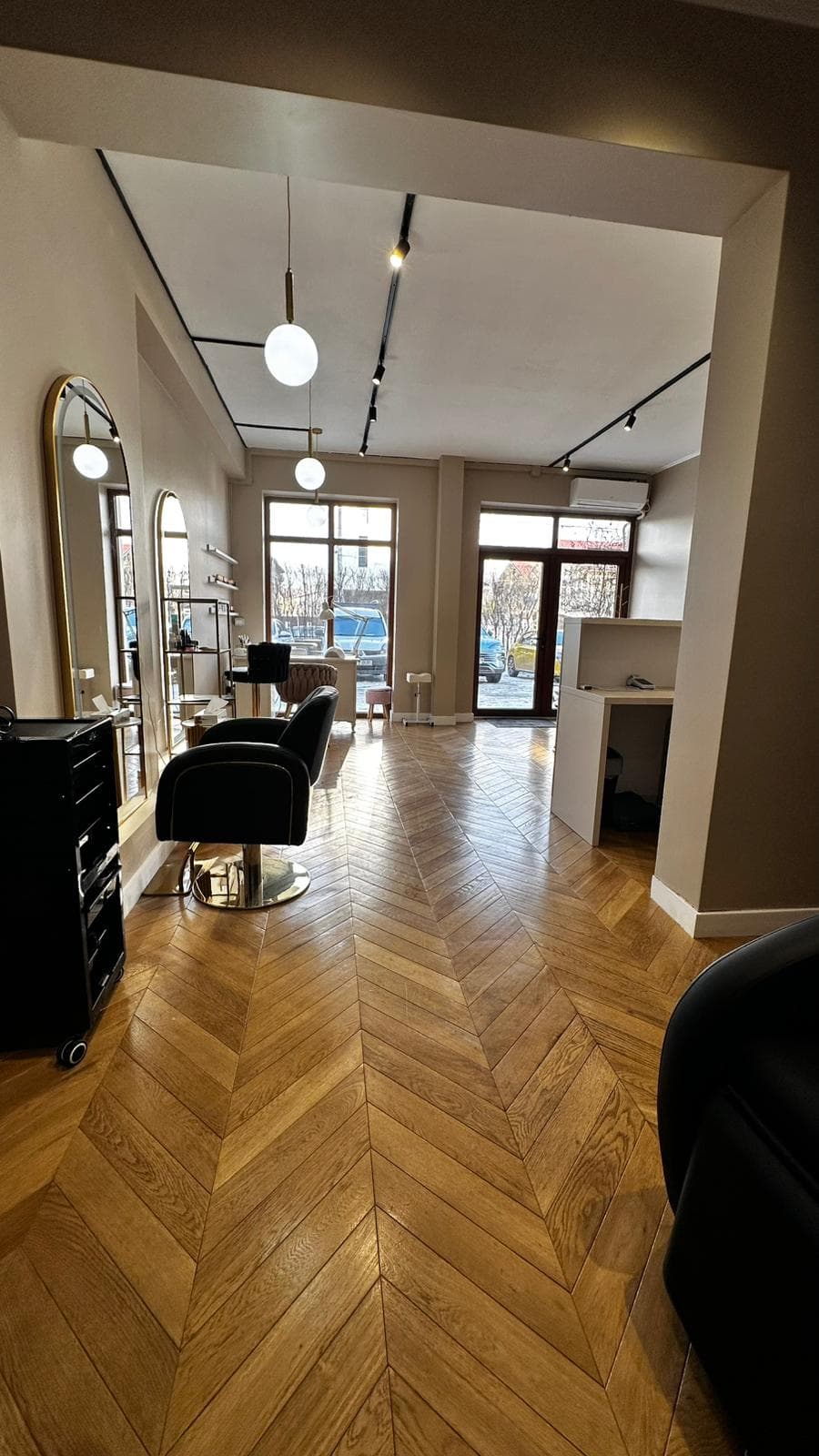 Salonul MIVI - vedere generală cu iluminare profesională și spațiu spacios