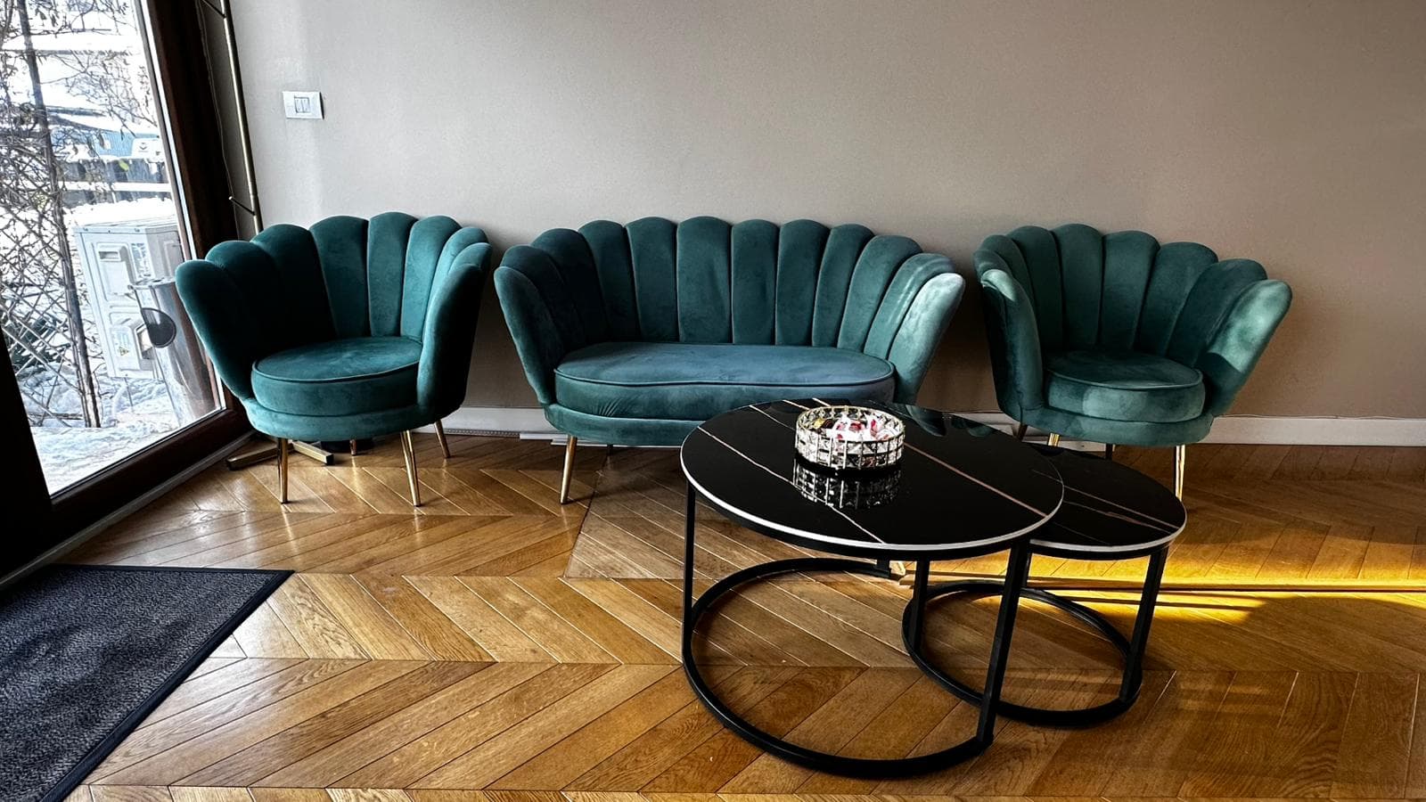 Zona de așteptare elegantă cu mobilier în stil boutique