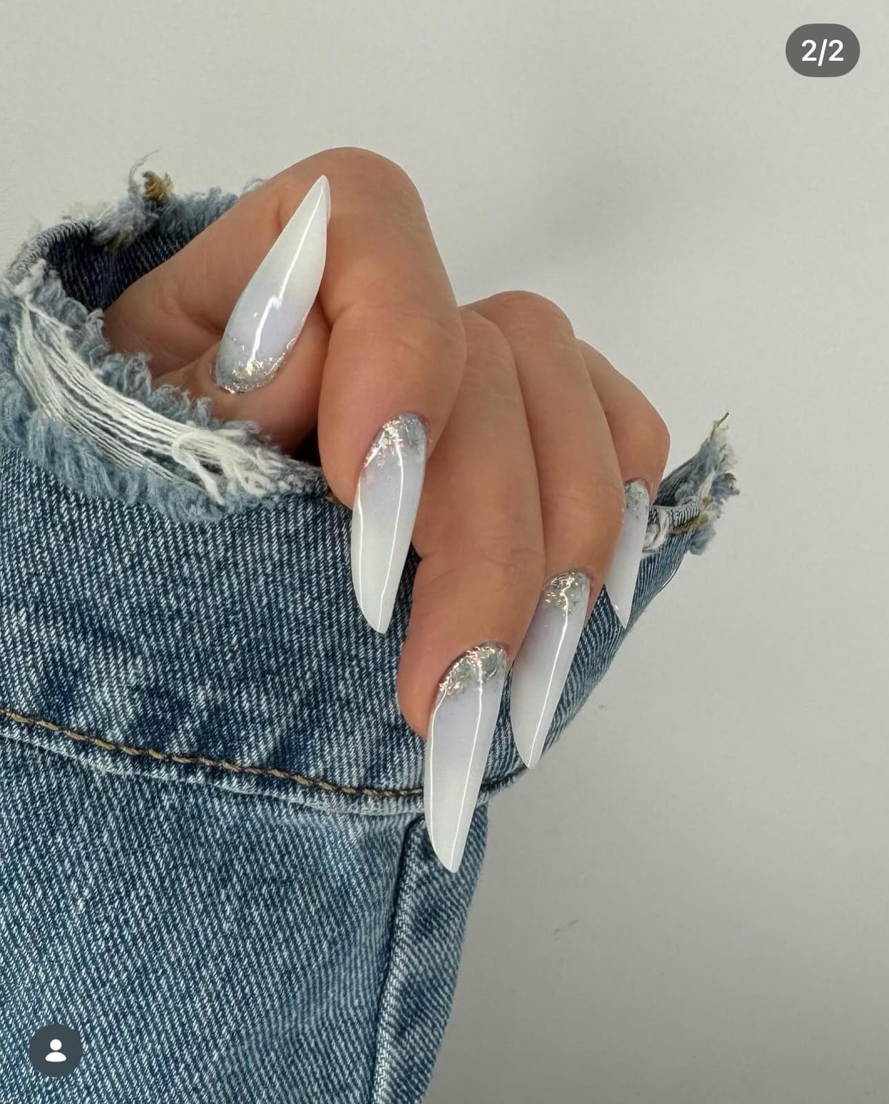 Manichiură gel stiletto cu accente argintii realizată la MIVI beauty style