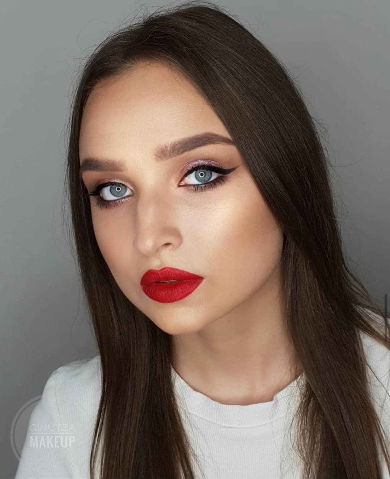 Make-up editorial cu buze roșii și eyeliner realizat la MIVI beauty style