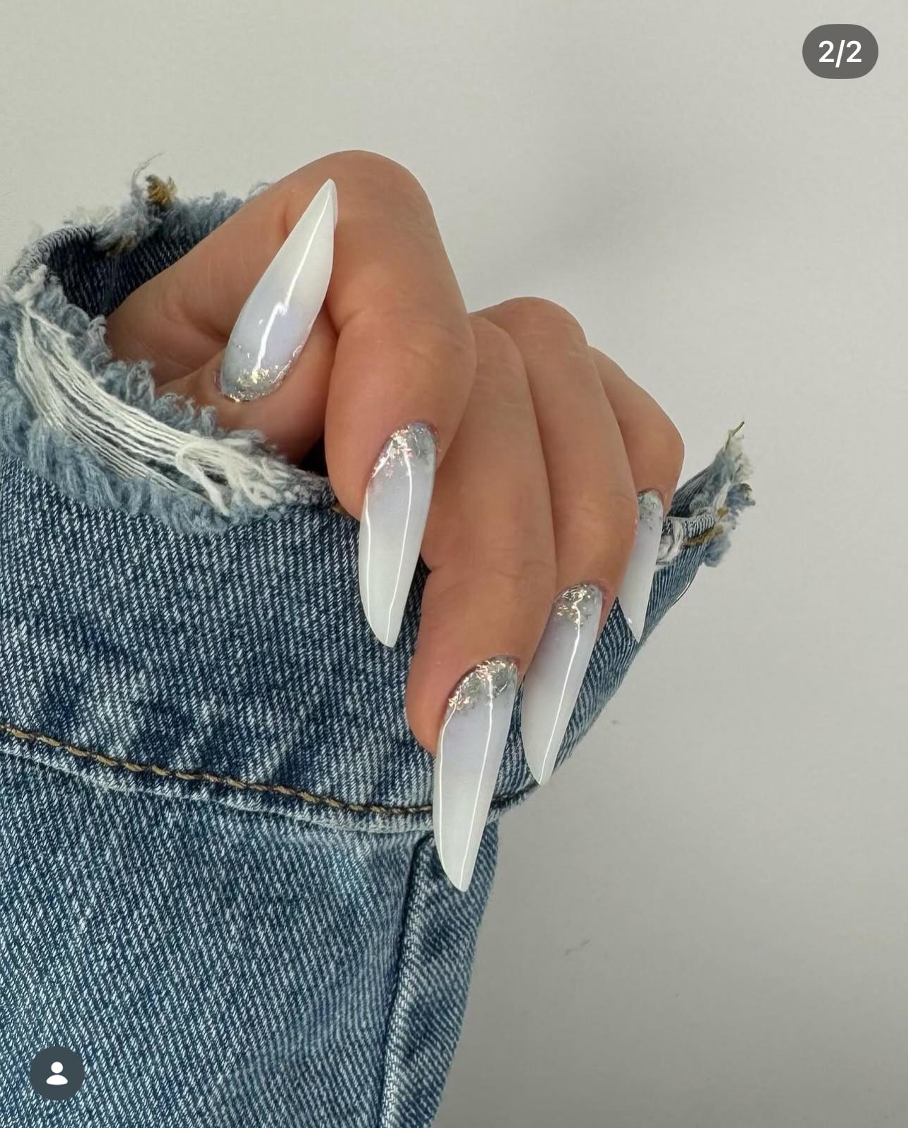 Manichiură gel stiletto realizat la salon MIVI beauty style București