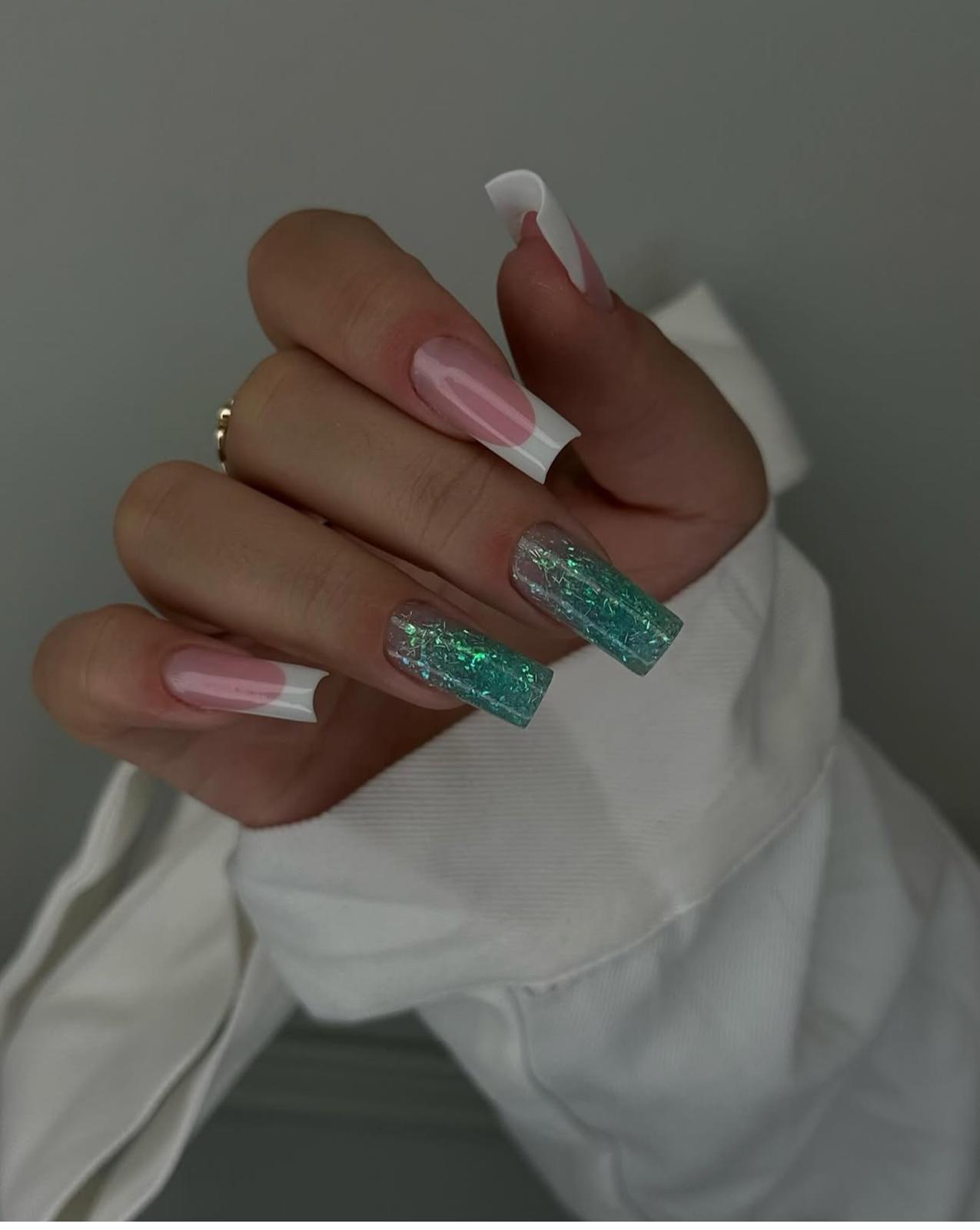 French ombre cu glitter realizat la salon MIVI beauty style București